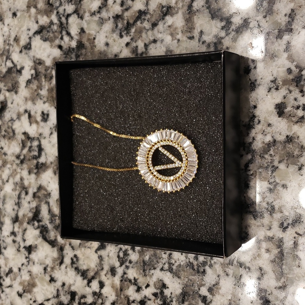 Like New V necklace
